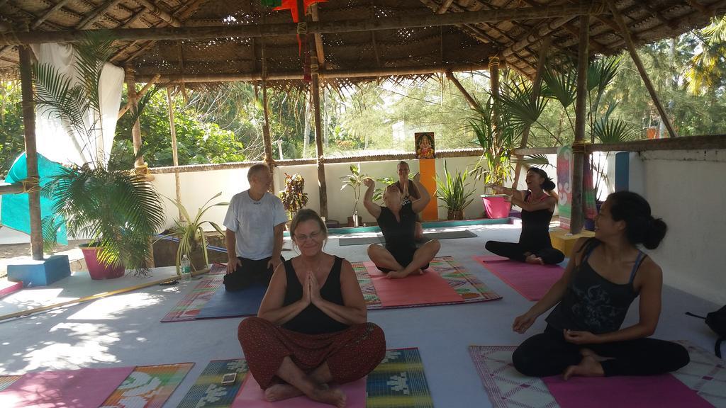 Mk Gardens Surf & Yoga House Hotel Varkala Esterno foto