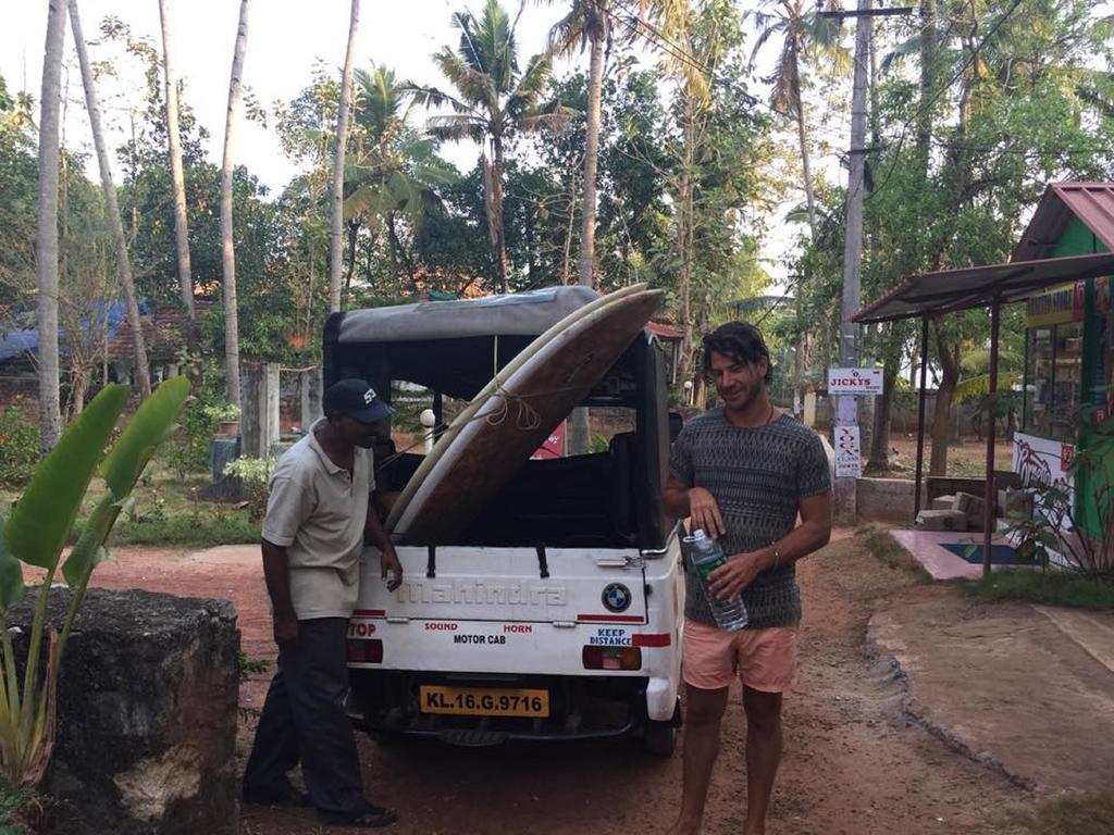 Mk Gardens Surf & Yoga House Hotel Varkala Esterno foto
